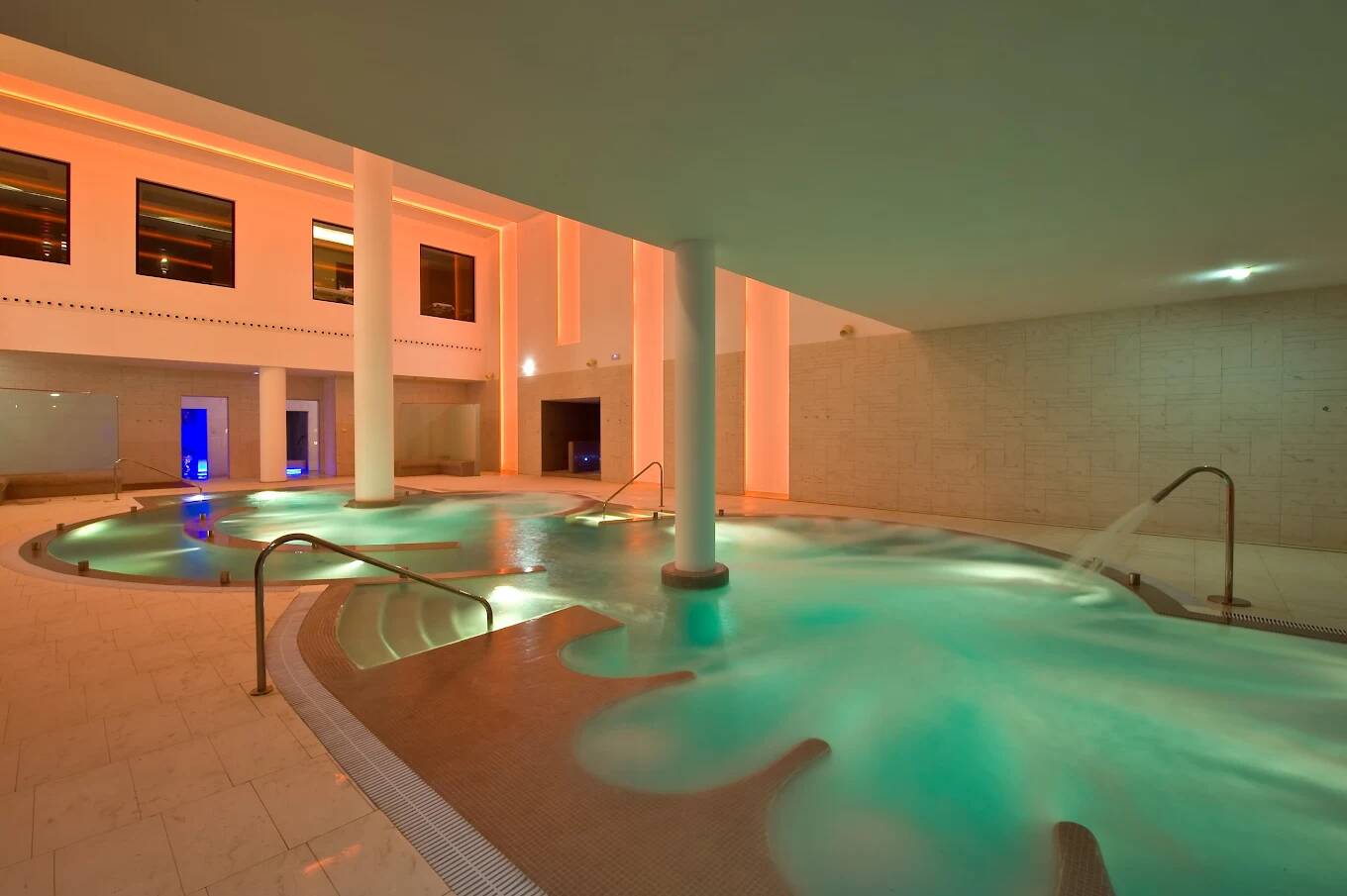 Foto: Interior del spa, con piscinas climatizadas, chorros y áreas de relax en un moderno complejo dedicado al bienestar en Asturias. (Google)