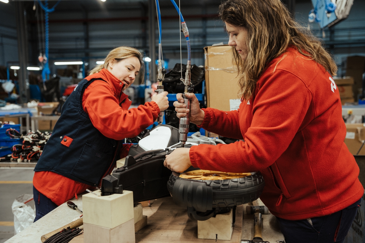 Dos trabajadoras de la fábrica de juguetes Injusa de Alicante. (Roberto Plaza/Europa Press)
