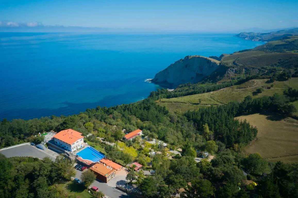 Foto: Camping en la costa de Guipúzcoa con piscina y vistas al mar Cantábrico. (Google)