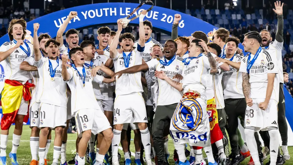 Los jugadores del Real Madrid celebran el título de la Youth League.