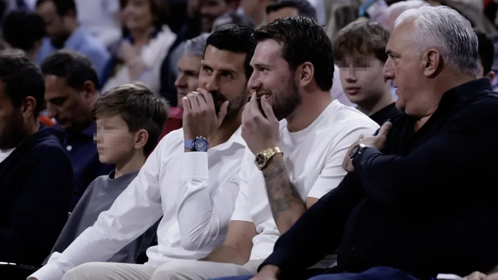 Novak Djokovic y Luka Doncic, en la grada del Movistar Arena.