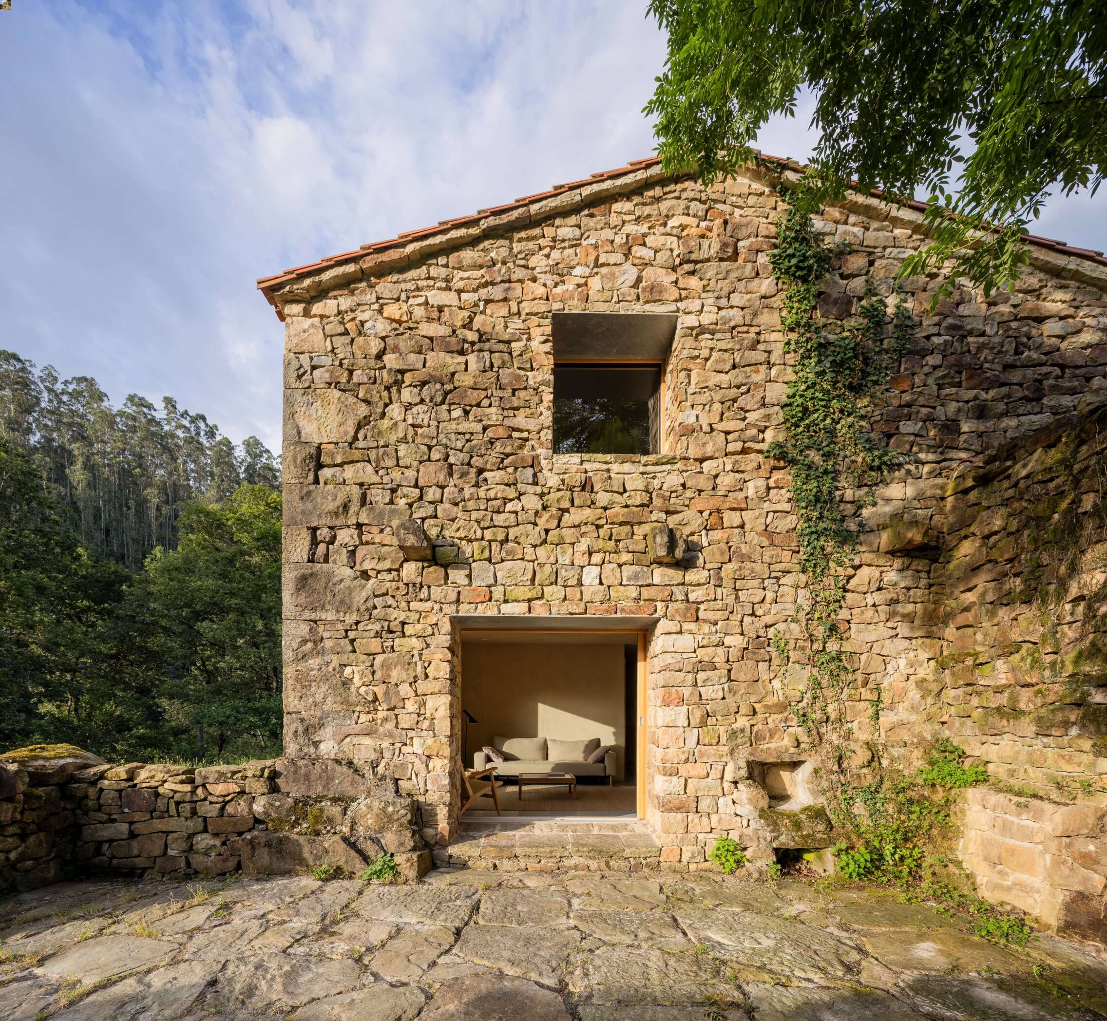 Foto: Cabaña pasiega restaurada en Cantabria, convertida en vivienda y alojamiento de retiro en plena naturaleza. (Cedida)