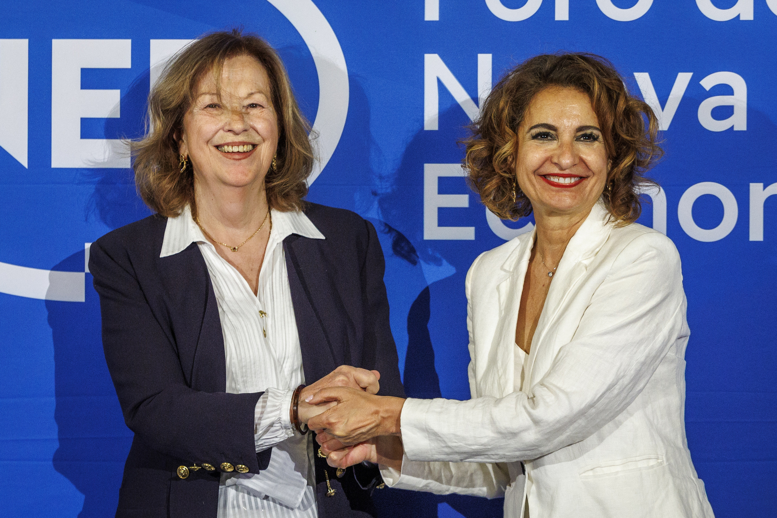 La ex diputada Carmen Romero y María Jesús Montero.