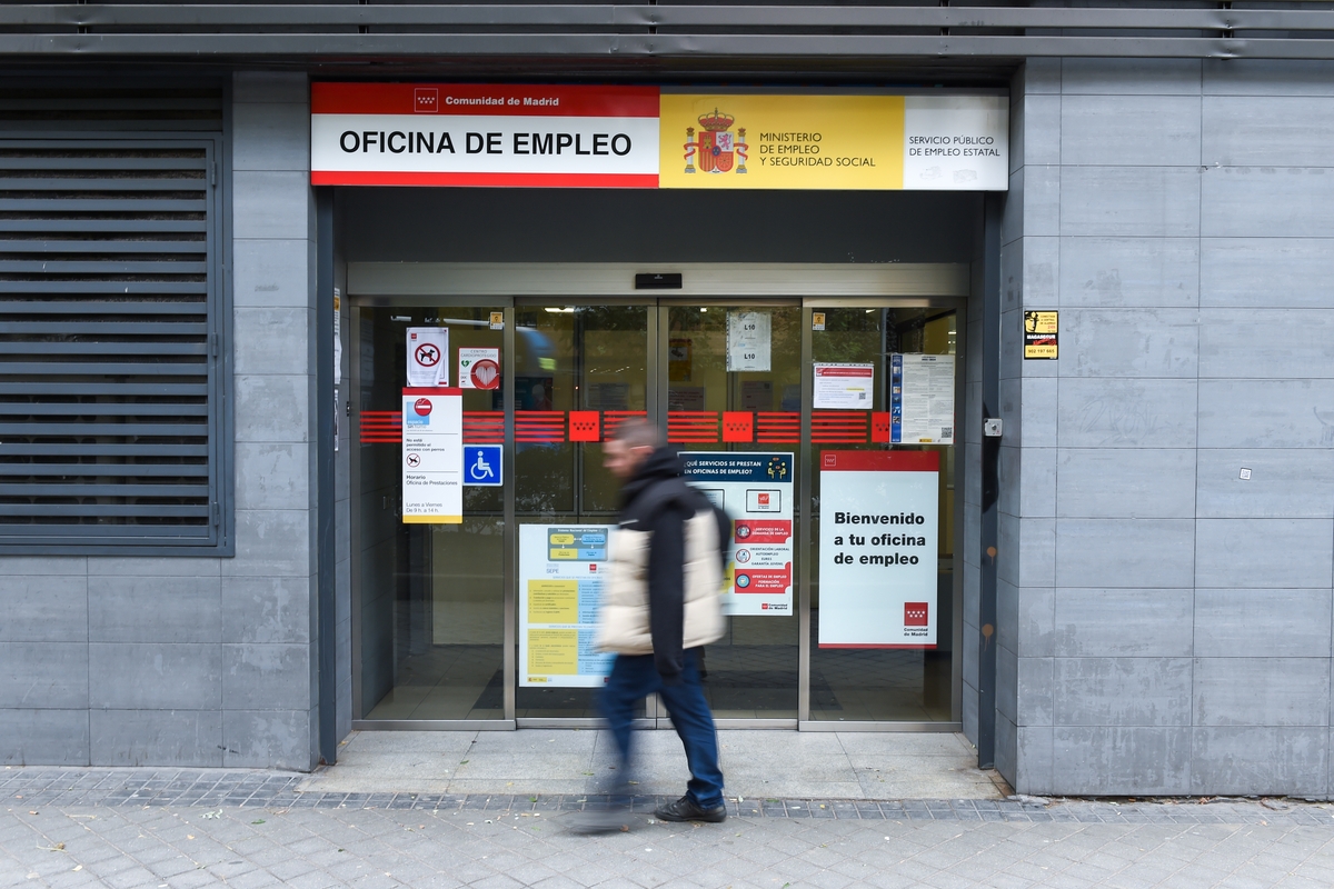 Una persona pasa al lado de una oficina del paro del Paseo de Acacias, a 3 de noviembre de 2023, en Madrid (España). (Gustavo Valiente - Europa Press)