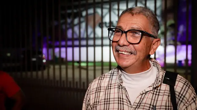 Marcelo, un hombre de mediana edad, piel trigueña, bigote blanco y cabello blanco.