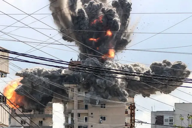 El momento del impacto de un misil a un edificio en Líbano