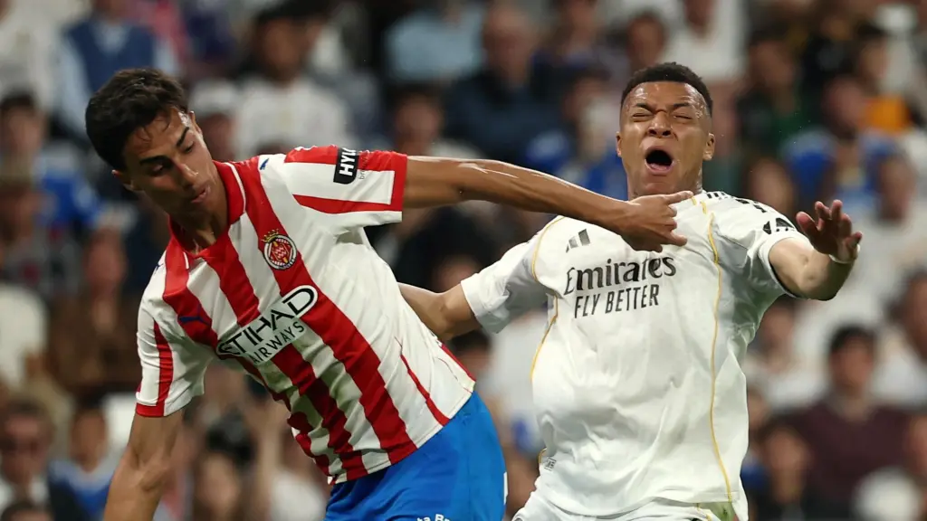 Mbappé pide penalti por el codazo de Vitor Reis en el partido ante el Girona.