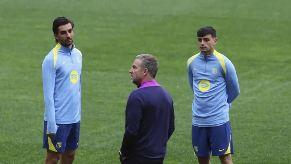Hansi Flick, en un entrenamiento del FC Barcelona junto a Ferran Torres y Pedri