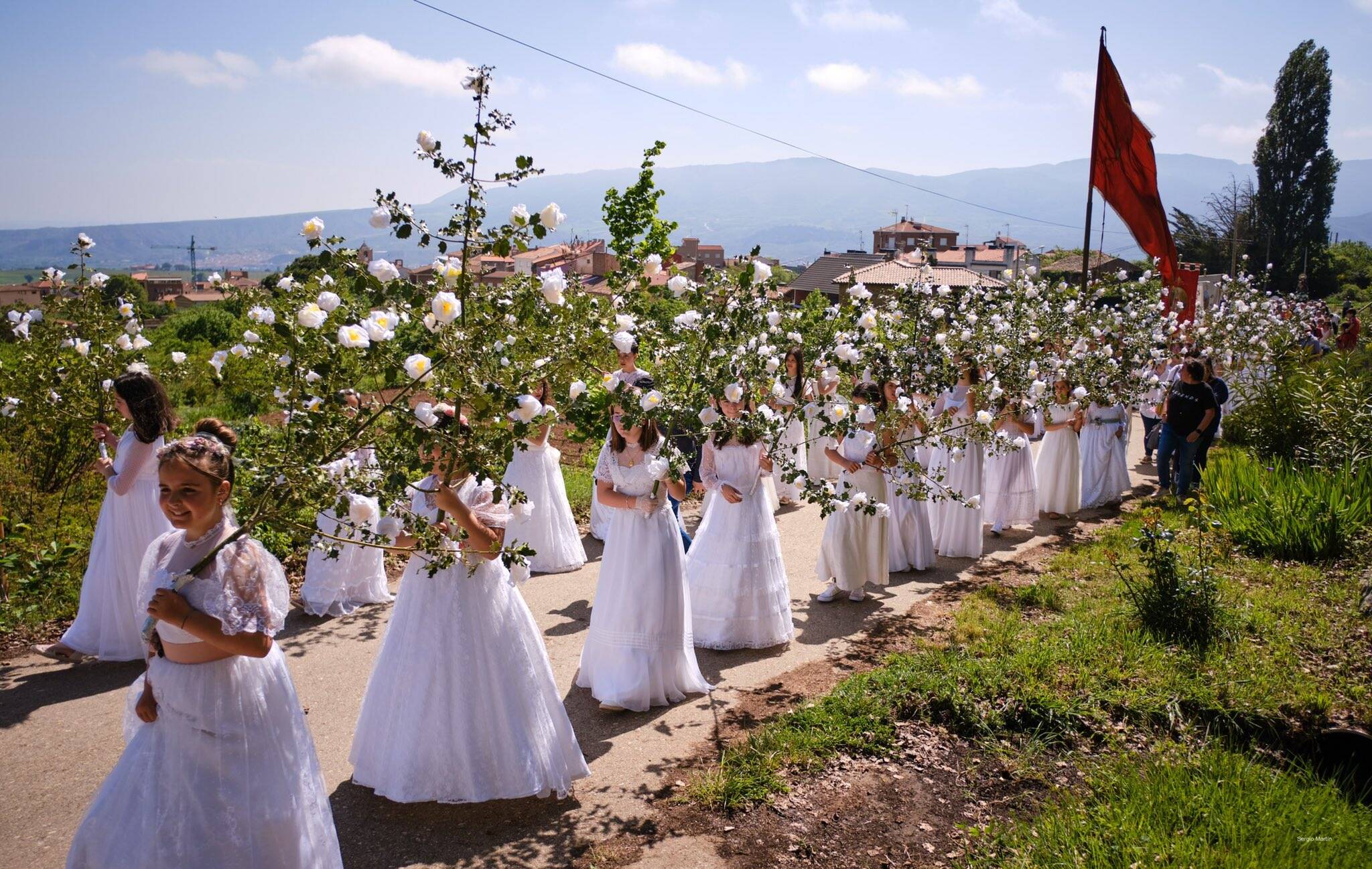 Foto: Decenas de niñas ataviadas de blanco participan en una tradicional romería de este municipio riojano. (Extraída de X)