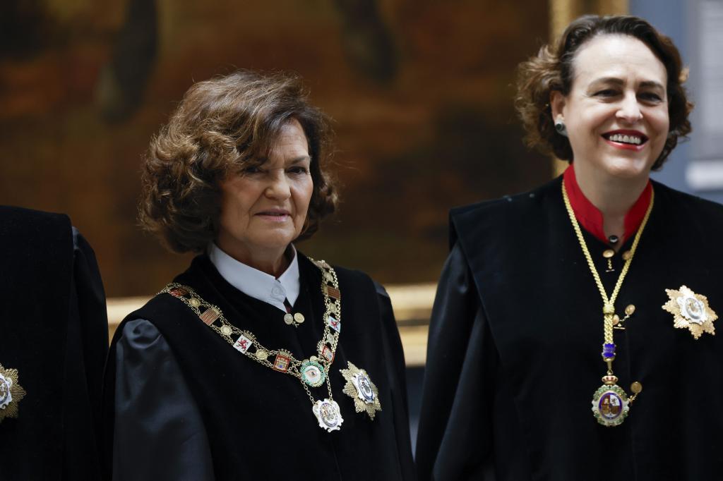 Carmen Calvo y Magdalena Valerio posan para la fotografía de los miembros del Consejo de Estado en el Museo del Prado.