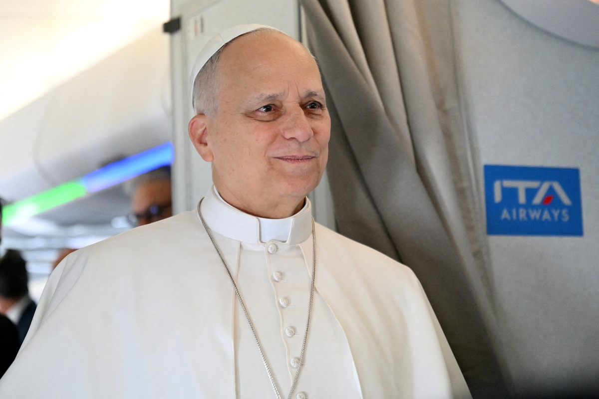 El papa León XIV observa mientras se dirige a los periodistas durante el vuelo con destino a Argel el 13 de abril de 2026. El papa León XIV inicia una visita de 11 días a Argelia, Camerún, Angola y Guinea Ecuatorial, su primer gran viaje internacional desde que se convirtió en pontífice el año pasado. ALBERTO PIZZOLI/Pool vía REUTERS