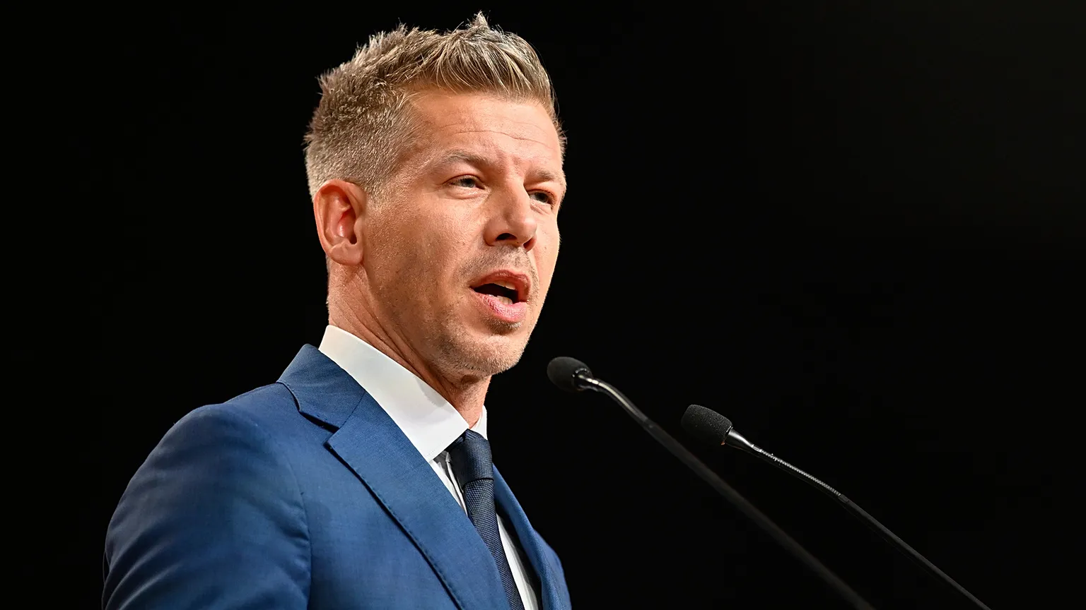 Peter Magyar habla con los medios en Budapest, Hungría, el lunes 13 de abril de 2026, tras vencer al partido del primer ministro Viktor Orbán en las elecciones parlamentarias del país.