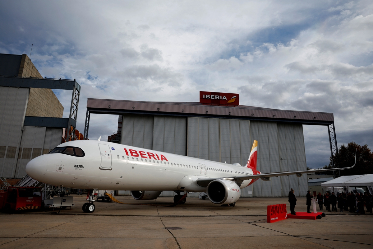 Foto de archivo de un Airbus A321XLR de Iberia en Madrid (Susana Vera / Reuters)