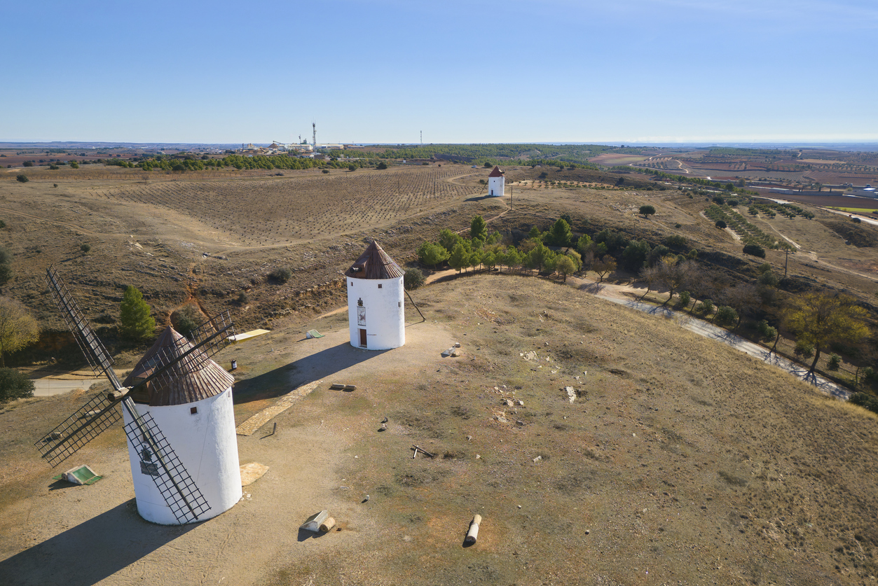 Foto: Molinos de viento en Mota del Cuervo (iStock)