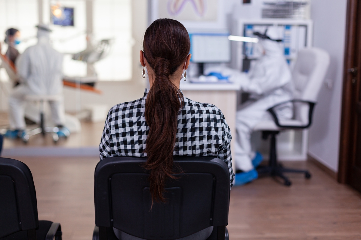 Una mujer en una consulta médica (Freepik)