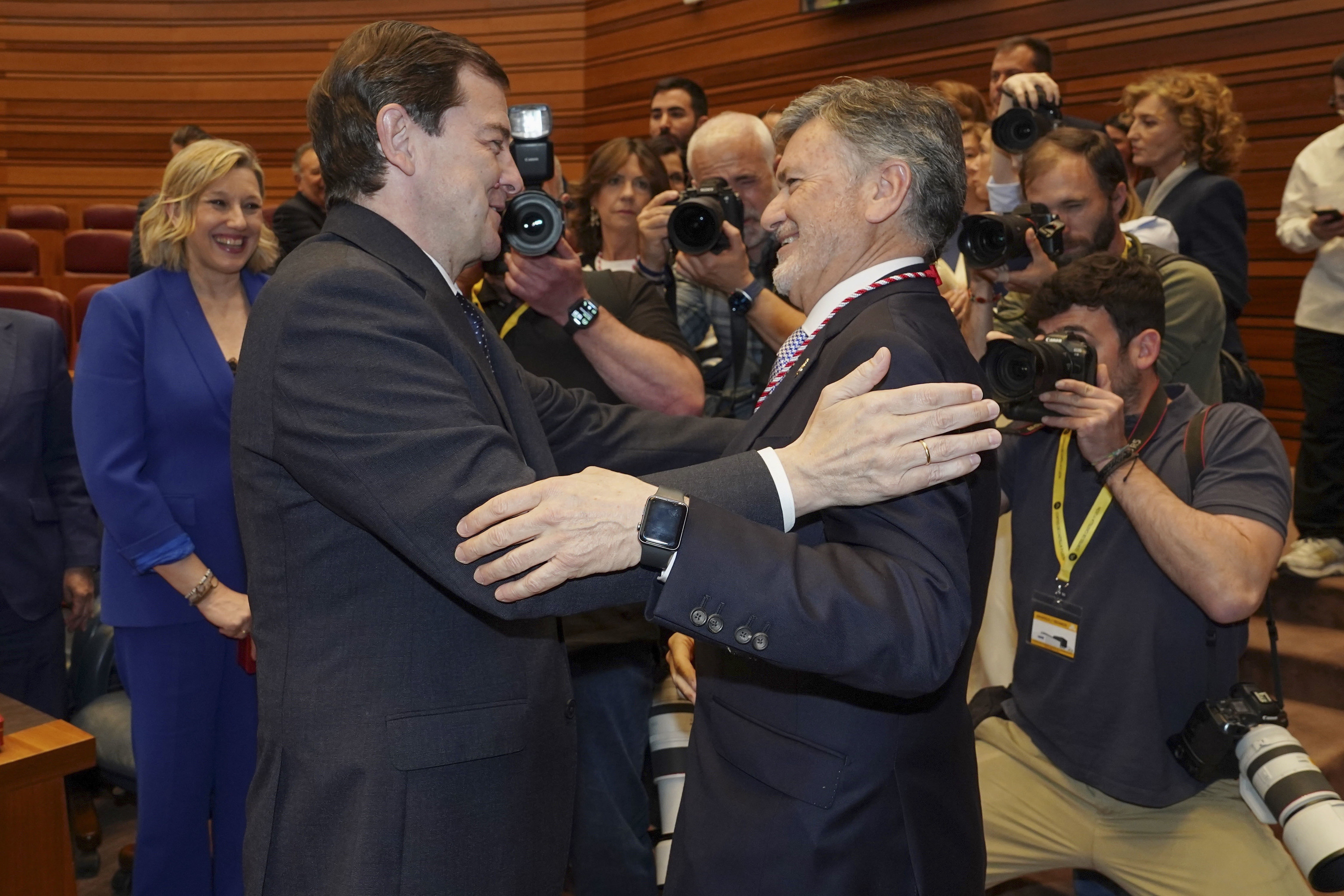 El secretario general del PP de Castilla y León y procurador por Segovia, Francisco Vázquez (dcha.), es felicitado por el presidente en funciones de la Junta de Castilla y León, Alfonso Fernández Mañueco
