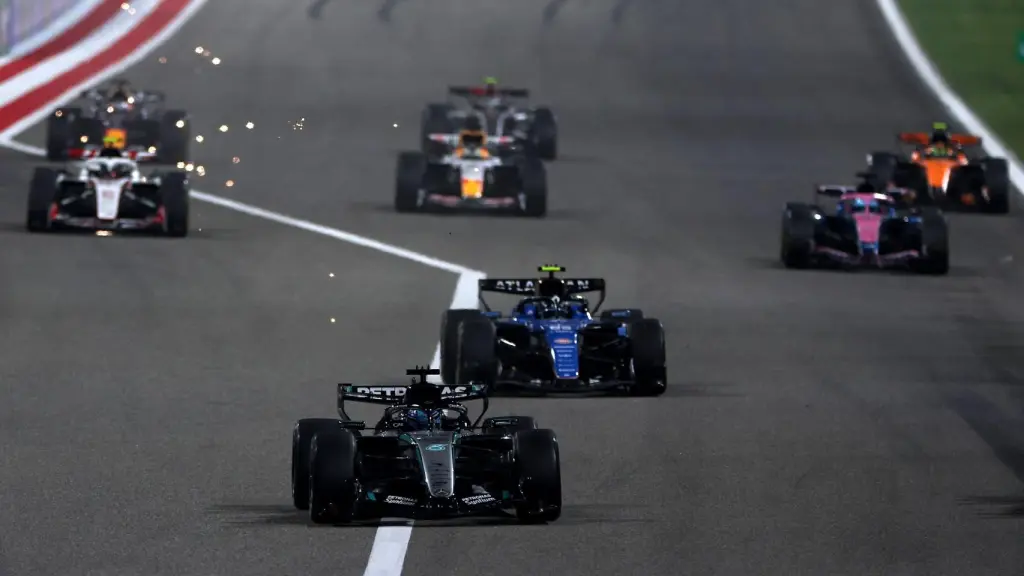 George Russell, en cabeza, durante los test de pretemporada de F1 en Baréin