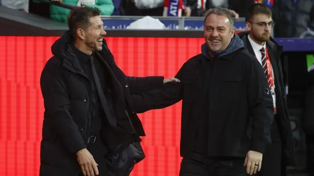 Simeone y Flick se saludan antes del partido de la ida de las semifinales de la Copa del Rey
