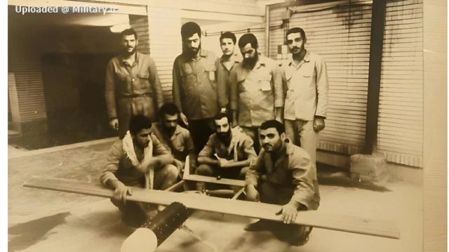 Estudiantes en un taller de la Universidad de Isfahán trabajando en un proyecto con drones, en una imagen del libro "A la sombra del Shahed".