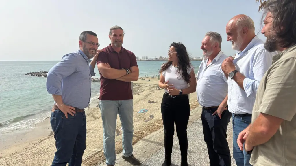 Juan Franco y la candidata de 100x100 Unidos, Laura Román, y otros miembros del partido, en el paseo marítimo de Cádiz.