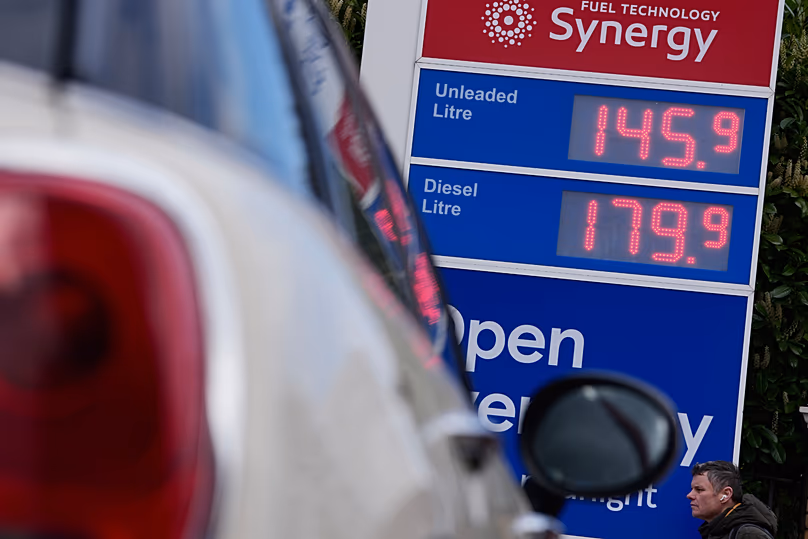  Los precios se muestran en un tablero de una gasolinera en Londres, Inglaterra, Reino Unido, 30 de marzo de 2026.