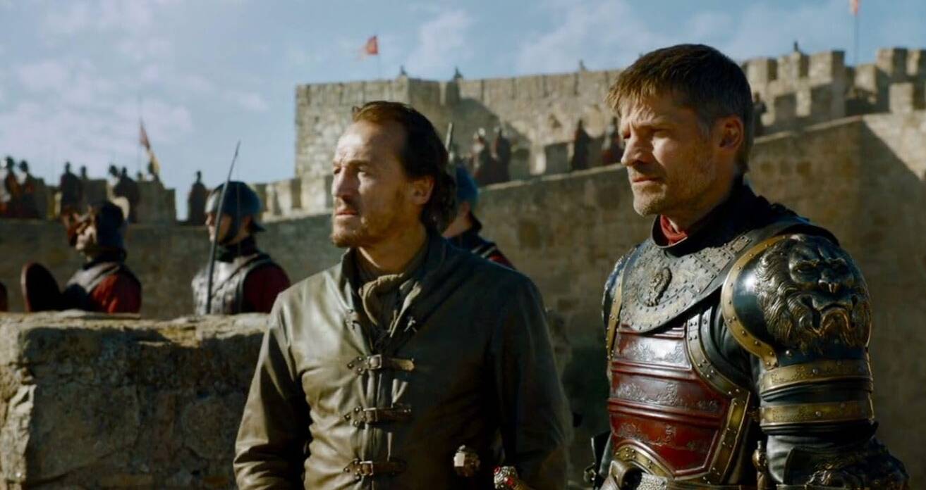 Foto: Jerome Flynn y Nikolaj Coster-Waldau, en el castillo extremeño, en 'Juego de tronos'. (IMDb)