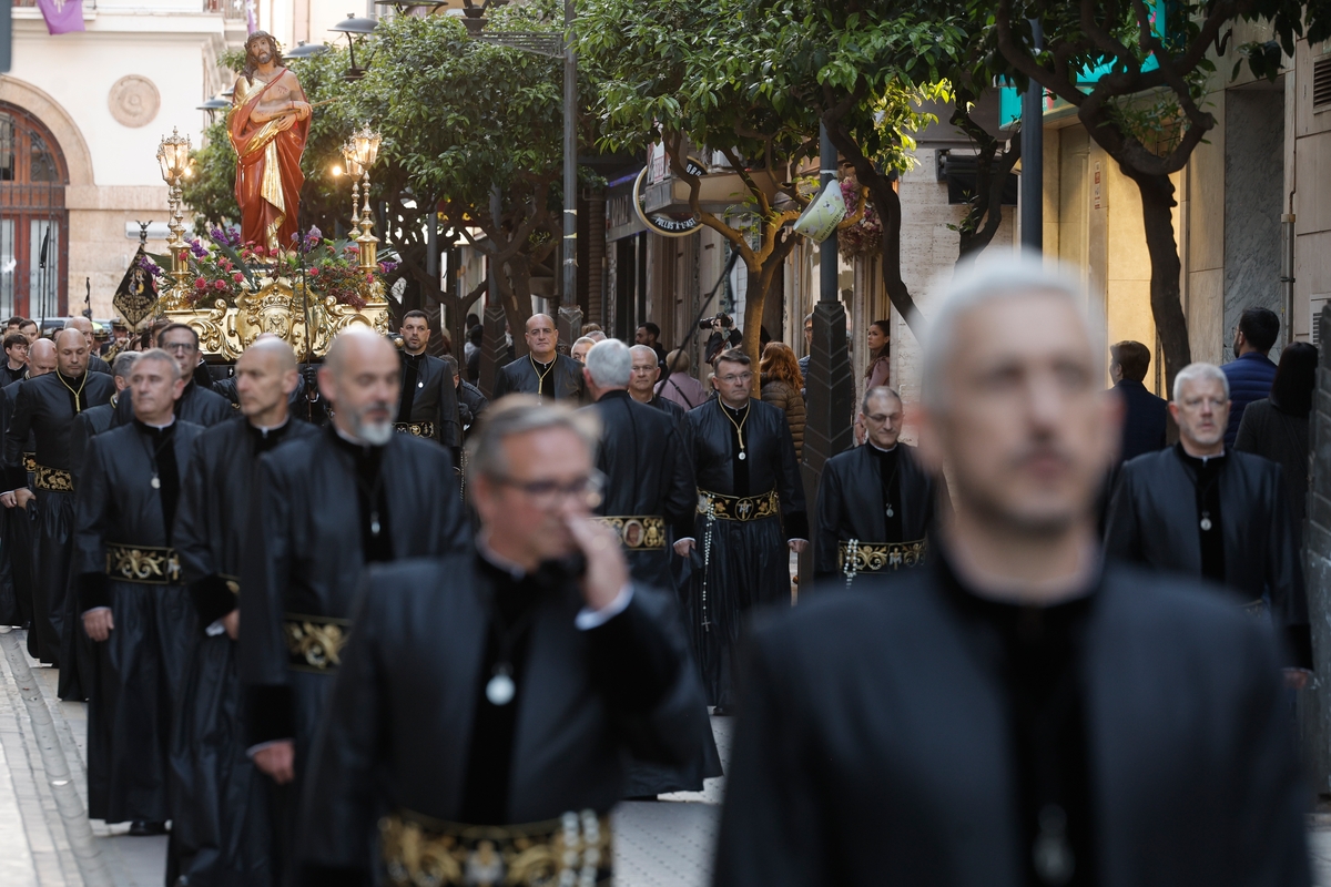La Cofradía de la Sangre de Sagunto traslada al Ecce Homo en la procesión de la Imposición de Medallas. (EFE/Kai Forsterling)