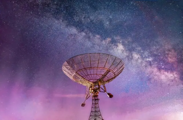 Vista de una antena que capta señales del espacio y que está ubicada en China.