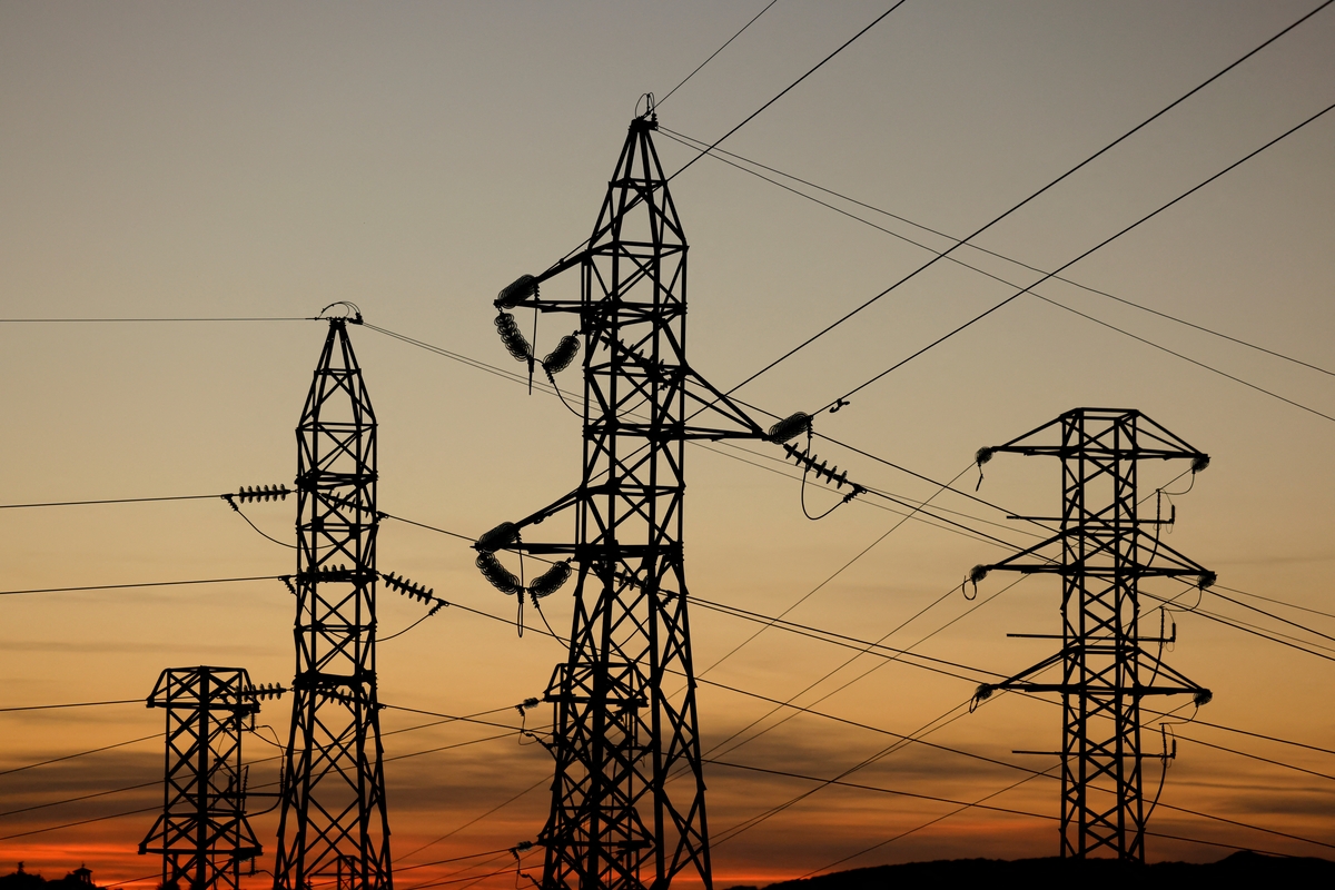 Líneas eléctricas que conectan torres de alta tensión en las afueras de Ronda, Andalucía, España. (REUTERS/Jon Nazca)