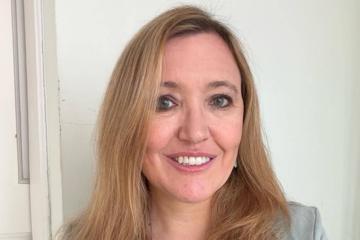 Sara Codina, escritora diagnosticada de autismo a los 41 años.