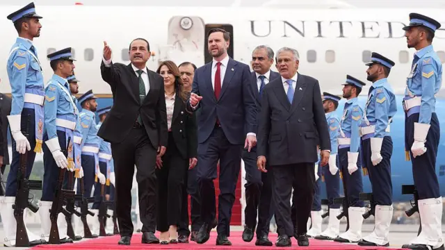 El vicepresidente de los Estados Unidos, JD Vance (centro), camina junto al jefe de las Fuerzas de Defensa y jefe del Estado Mayor del Ejército de Pakistán, el mariscal de campo Asim Munir (izquierda), y al vice primer ministro y ministro de Asuntos Exteriores paquistaní, Mohammad Ishaq Dar, a lo largo de una alfombra roja tras descender de una aeronave.