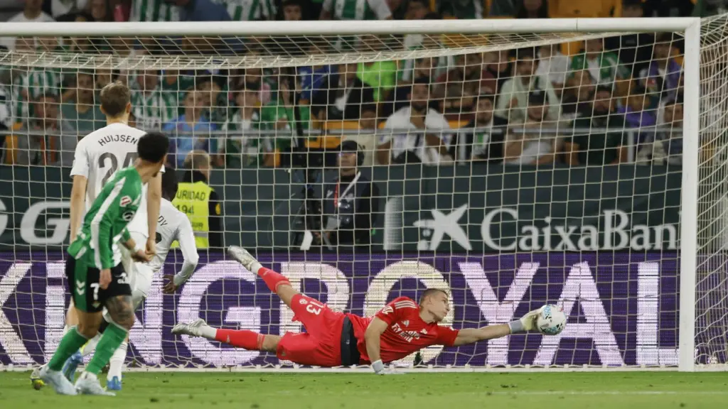 Lunin evita el gol de Antony con una gran parada.