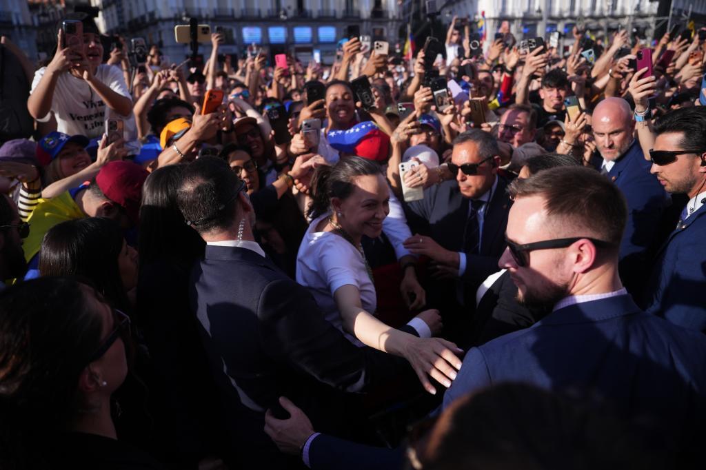 María Corina Machado, rodeada de sus seguidores, ayer, en la Puerta del Sol de Madrid.