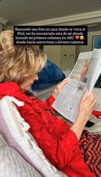 Alejandra Rubio recupera una foto en la que se ve a su abuela, María Teresa Campos, leyendo su primera columna en el diario ABC (Instagram / @alecrubio)