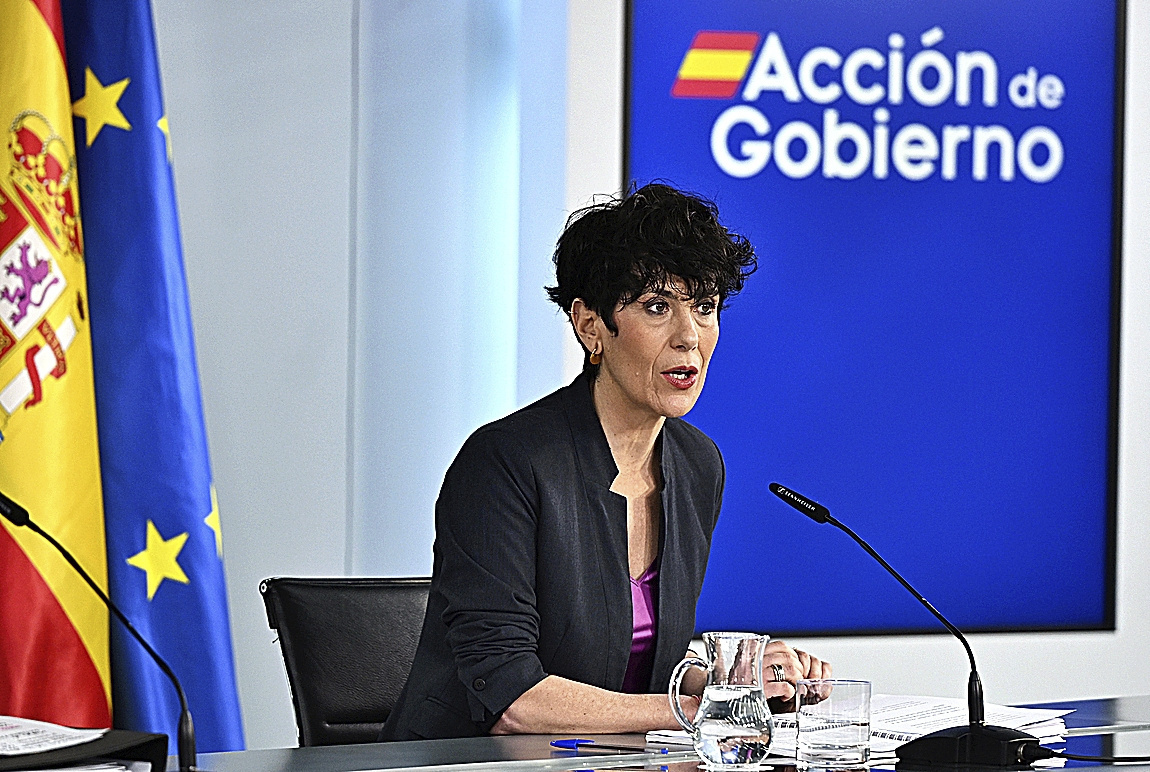 La ministra de Inclusión, Seguridad Social y Migraciones, Elma Sáiz, en rueda de prensa en La Moncloa.
