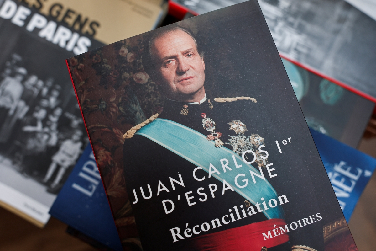 Ejemplares del libro «Reconciliación», memorias del rey emérito Juan Carlos I de España, en la librería Galignani de París, Francia. 5 de noviembre de 2025. REUTERS/Benoit Tessier