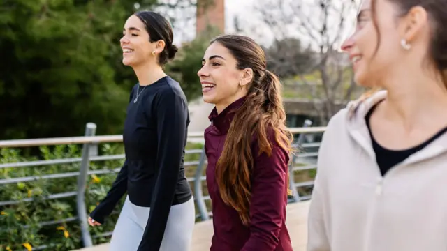 Tres jóvenes durante una caminata.