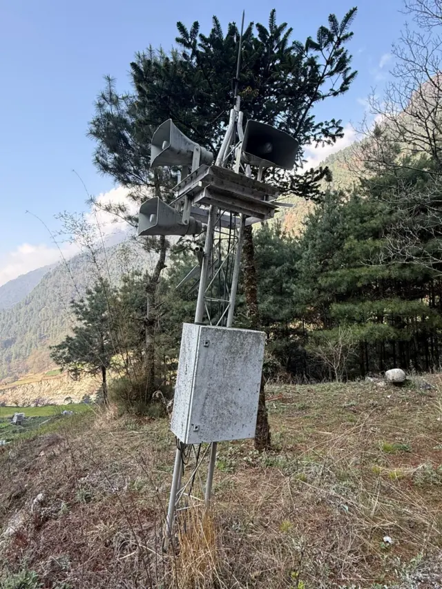 Una torre inclinada de alerta temprana de inundaciones cerca de la aldea de Ghat, aguas abajo del lago Imja, en la región del Everest.
