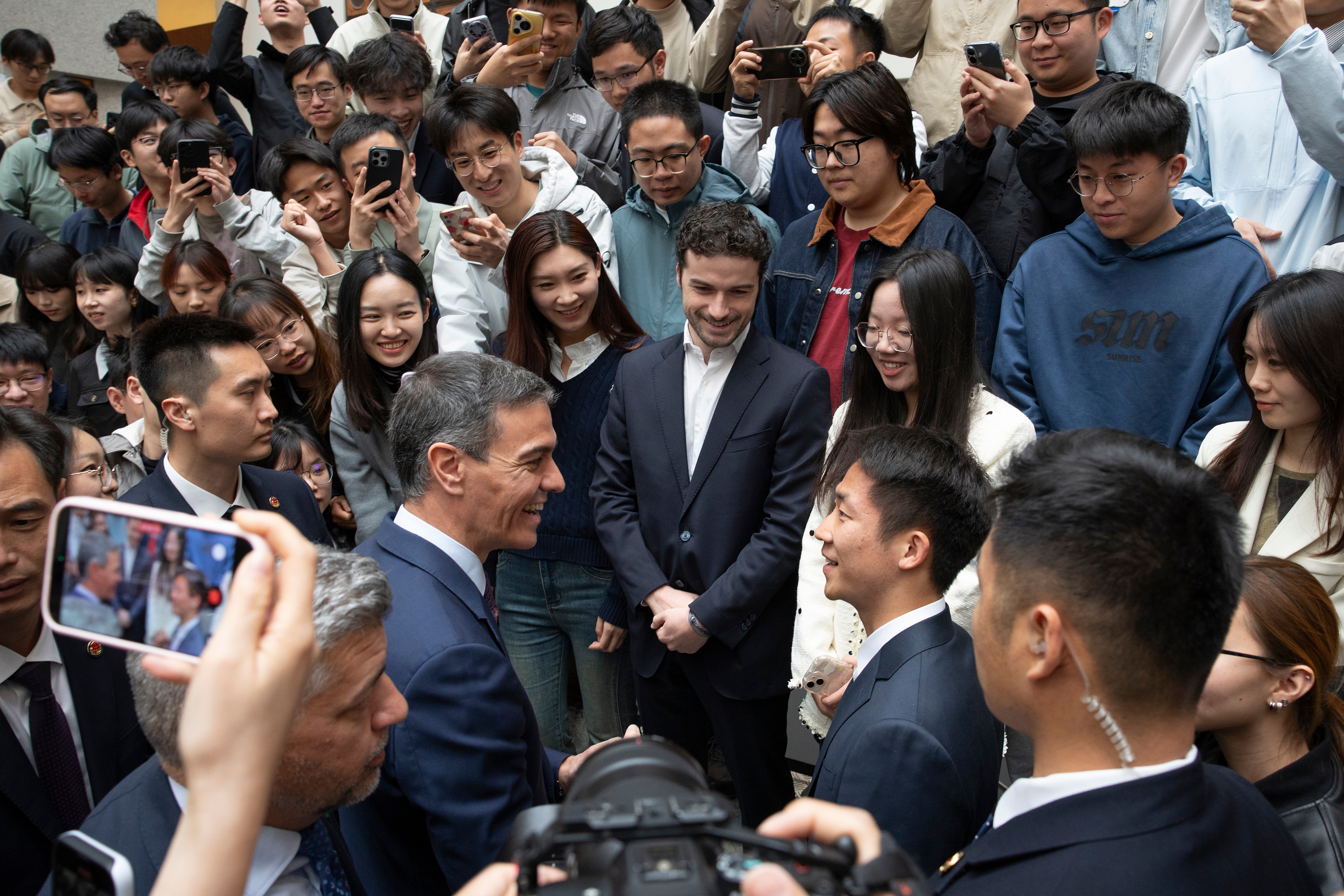 Sánchez saluda a universitarios chinos tras su conferencia en la universidad.