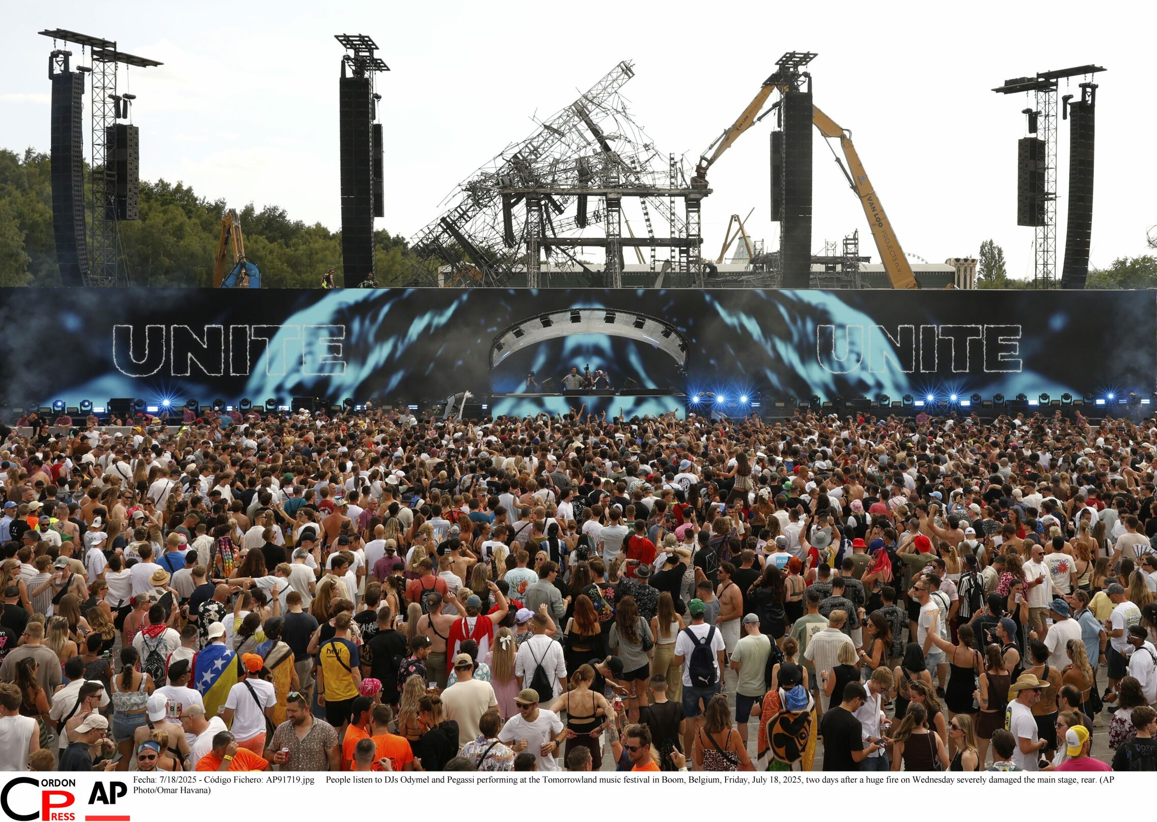 Gente escuchando a DJs Odymel y Pegassi en el festival de música Tomorrowland (AP Photo Omar Havana)