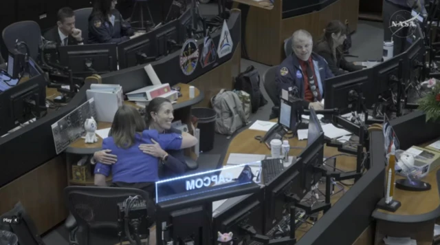 Miembros de la misión Artemis II en la Tierra celebran tras la maniobra de inyección translunar. 