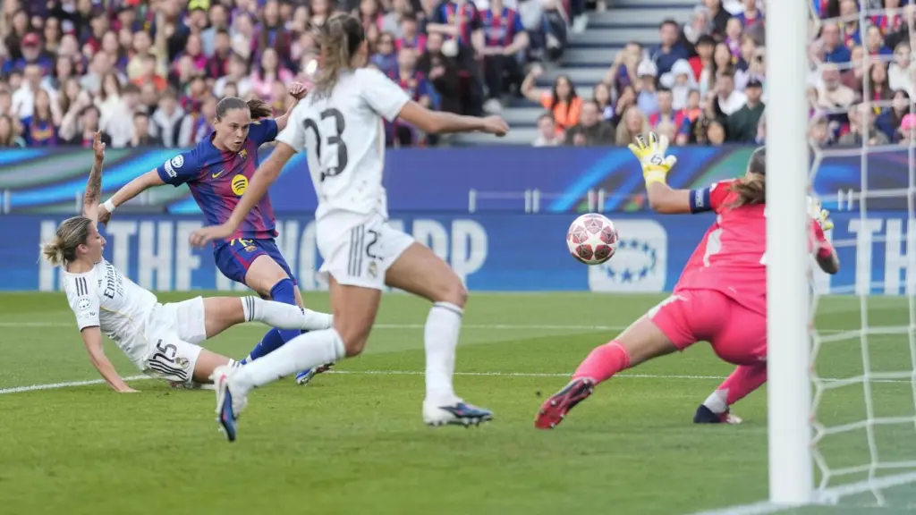 Ewa Pajor, en la acción de uno de los goles del Clásico en el Camp Nou