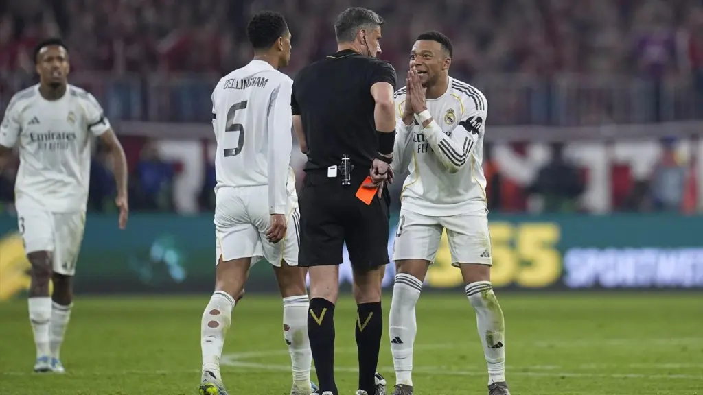 Mbappé protesta a Slavko Vincic tras enseñar este la roja a Camavinga