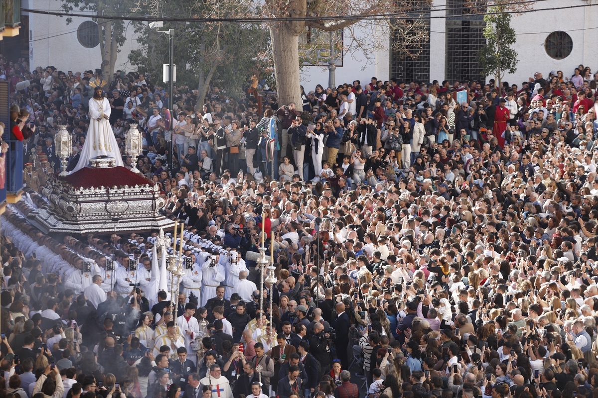Miles de turistas contemplan en Málaga la estación de penitencia de Nuestro Padre Jesús Cautivo. Álex Zea / Europa Press.