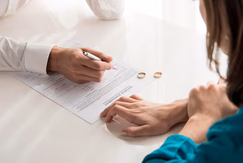Una pareja tramitando su divorcio (Freepik)