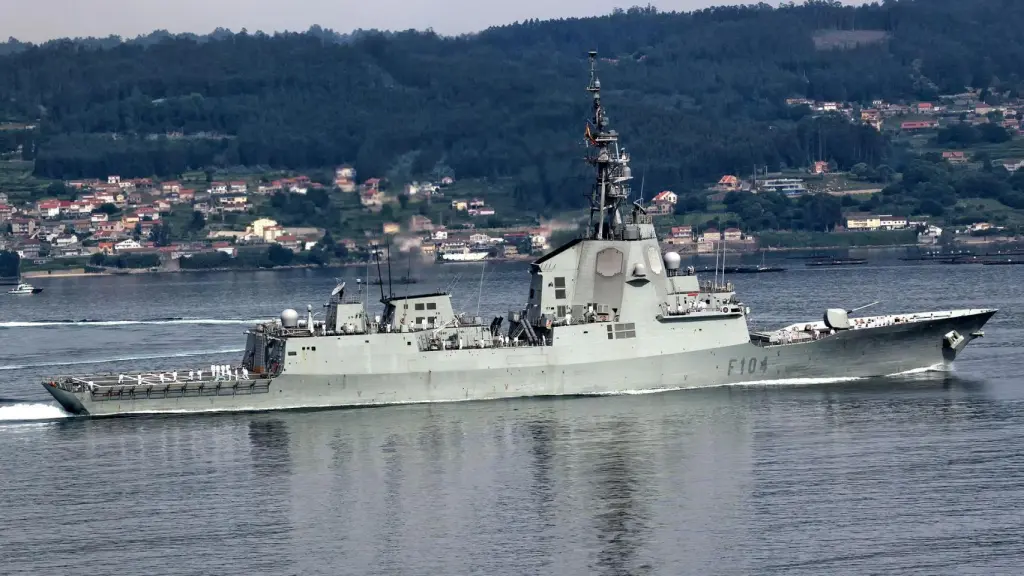 La fragata F-104 'Méndez Núñez', en la ría de Pontevedra.