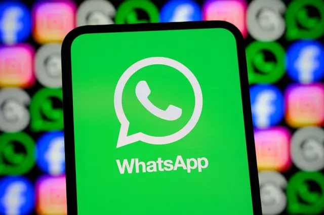 Logo de WhatsApp en la pantalla de un teléfono
