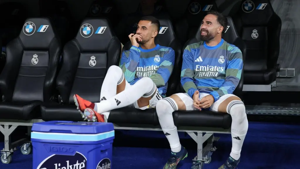Dani Carvajal, en el banquillo del Real Madrid junto a Ceballos