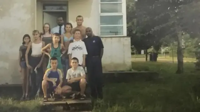 Una foto en la que se ve un grupo de niños