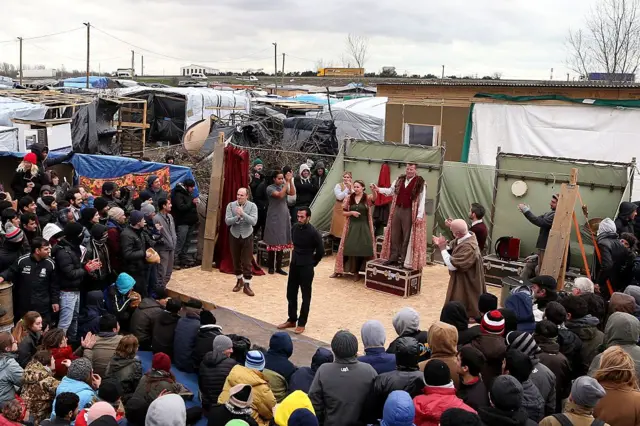 Una representación de "Hamlet" en el campo de migrantes de Calais.